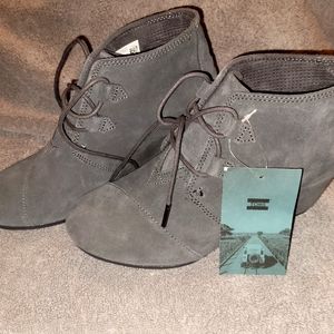 Toms NWT! Kala Suede Wedge Booties - Warm Kayaking size 9.5